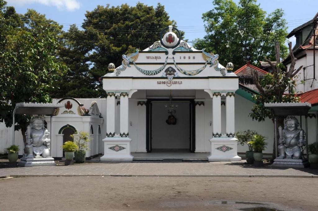 Oyo 90804 Oma Uti Homestay Syariah Yogyakarta Extérieur photo